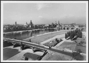 Dresden, Elbe : Dresden. Blick vom Finanzministerium über die Elbe auf die Silhouette der Altstadt