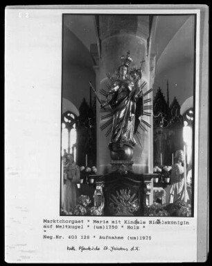Maria mit Kind als Himmelskönigin auf der Weltkugel