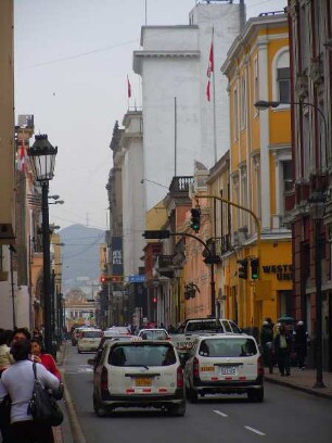 Lima - Verkehr im Zentrum : In den engen Einbahnstraßen staut sich der Autoverkehr. Aufgenommen am 27. August 2011 in der Hauptstadt Lima