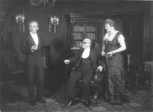 Die Wildente. Schauspiel in fünf Akten von Henrik Ibsen (deutsch von C. Morgenstern). Staatsschauspiel Dresden, Neueinstudierung 22.03.1928 : Szene mit Felix Steinböck als Gregers, Willi Kleinoschegg als Großkaufmann Werle und Grethe Volckmar als Haushälterin Frau Sörby