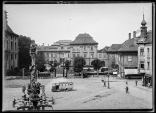 Duchcov, Tschechien. Blick auf das Schloss, Landratsamt und Pestsäule