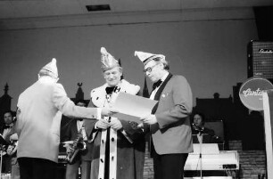 Freiburg: Kolpinghaus; Vizepräsident der Karnevalsgesellschaft Rot-Weiss Speyer, Dr. Pfützer; Präsident der Badisch-Pfälzischen Karnevalsgesellschaft, Leo Mutzbauer, Freiburg; Richard Fahr, Breisgauer Narrenzunft am Pult
