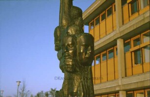 Schulzentrum: Skulptur von Siegfried Assmann: "Nicht sehen, hören, sprechen"