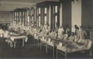 Lazarett-Krankensaal mit Patienten und Personal