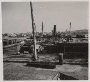 Wehrmachtssoldaten, Nach der Zerstörung, Im Hafen von Piräus