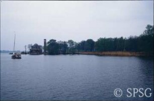 Potsdam, Park Sacrow, Heilandskirche vom Schiffsanleger aus.