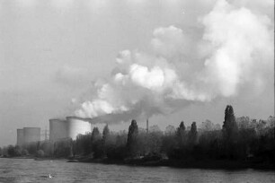 Biblis: Dampfwolke des Atomkraftwerks, mit Licht von Süden