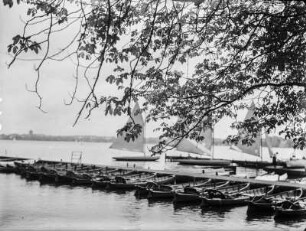 Anlegestelle : Boote an einem Steg in der Alster