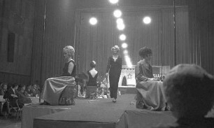 Vorstellung der neuen Frisurenmode durch die Karlsruher Friseurinnung im großen Saal der Stadthalle.