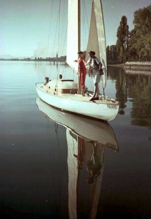 Mettnau: Segelyacht mit zwei Mannequins; Schiff von vorn