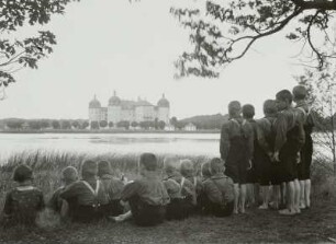 Moritzburg, Kinder (Zöglinge) der Städtischen Kinderanstalten im Marienhof Dresden bei einem Autobusausflug am Schloßteich mit Bick auf das Schloss
