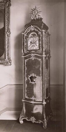 Standuhr : Standuhr, um 1760, von Johann Georg Fischer, in der Villa des Johann Georg von Sachsen (1869-1938), Wiener Straße 26, Dresden