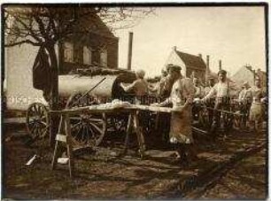 Deutsche Soldaten backen Brot in einer Feldbäckerei
