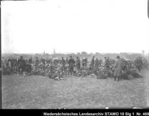 Manöver des 10. Armee-Korps Enthält: rastende Soldaten, dazwischen: Zuschauer, im Hintergrund: Wolfenbüttel