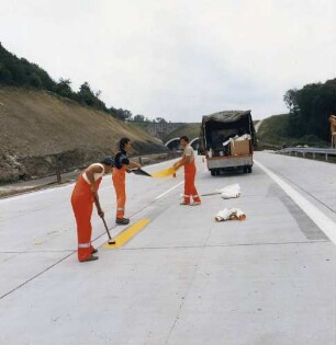 Betonfahrbahndecke Fahrbahn Stuttgart - Ulm fertiggestellt, Aufbringen der provisorischen Markierung für den Gegenverkehr.
