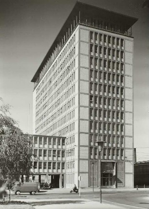 Frankfurt am Main, Friedrich-Ebert-Anlage 31. Hauptverwaltung der Bundesbahn (um 1953). Hochhaus von Westen