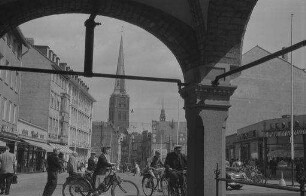 Lübeck: Durchblick vom Rathaus auf Straße