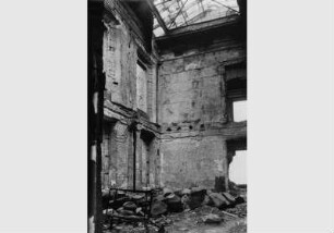 Blick in einen zerstörten Raum des Alten Museums