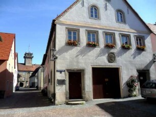 Stadtbild - Giebelständiges Haus im Süden des Schlosses mit Wappen in Übersicht