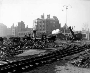 Trümmerbeseitigung auf dem Königsplatz (heute Wilhlem-Leuschner-Platz), Blickrichtung Südwesten auf die Ruine des Warenhaus Ury Gebrüder