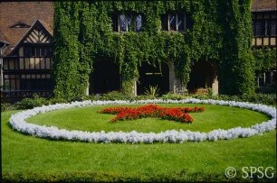 Potsdam, Neuer Garten, Schloss Cecilienhof, Sommerbepflanzung im Ehrenhof.