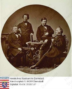 Liebig, Justus Freiherr v., Prof. Dr. med., Dr. phil. (1803-1873) / Porträt mit Kollegen / Gruppenaufnahme v.l.n.r.: Heinrich Buff (1805-1878), Chemiker; Prof. Friedrich Wöhler (1800-1882), Chemiker; Hermann Kopp (1817-1892), Chemiker, und Justus Freiherr v. Liebig