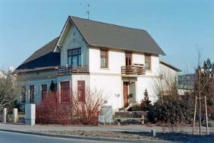 Lübecker Straße (2): traufständiges Wohnhaus mit Querbau: Straßenfront, an Querbau Auslucht, darauf Altan: Traufseite Querbau mit Eingangstür, darüber Balkon