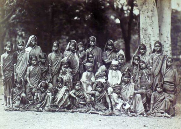 Hindu women with lower class children, Bombay