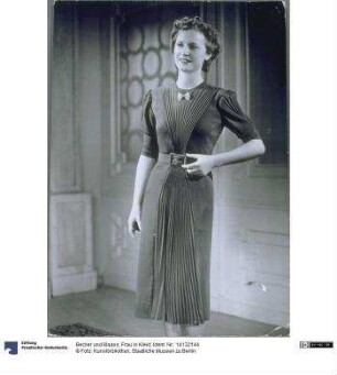 Frau in Kleid