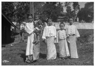 Rangun (Birma). Gruppenbildnis einer Birmesenfamilie