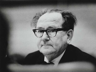 Hermann Budzislawski : Professor Hermann Budzislawski (1901-1978) auf einer Tagung der Volkskammer der DDR am 31. Januar 1968
