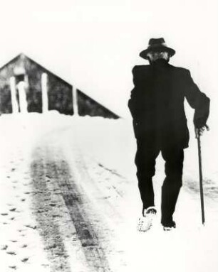 Alter Mann im Schnee