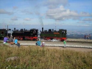 Brockenbahn - Bahnhof Brocken : Das Schienennetz der Harzer Schmalspurbahn ist 104 km lang. Züge fahren auch auf den 1142 m hohen Brockengipfel. Aufgenommen am 11. September 2010