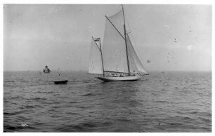 Zweimast-Segelboot mit Beiboot im Schlepp in Küstengewässern