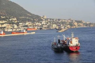 Tanken vor dem Hafen : Vor dem Europort-Hafen wird ein kleiner Frachter (rechts) von einem Tankschiff betankt. Aufgenommen am 14. Oktober 2009 in Gibraltar