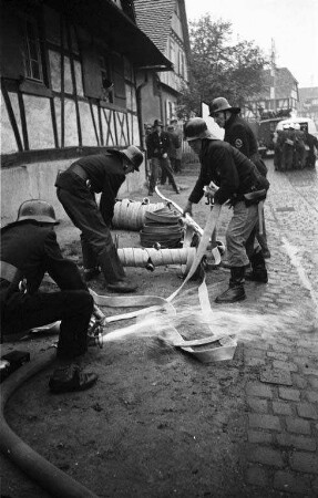 Gemeinsame Übung der Freiwilligen Feuerwehr Bulach und der Berufsfeuerwehr Karlsruhe.