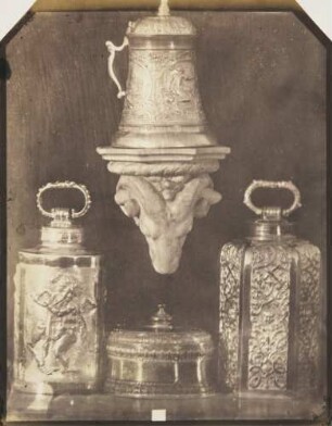 Metallkanne und drei Büchsen mit Relief-Arbeit, deutsch, halbe Naturgröße, 16. u. 17. Jahrhundert