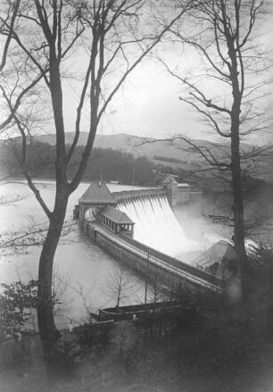 Inspektion der Ufer des Edersees oberhalb der Talsperre