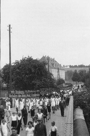 Umzug von Arbeitersportlern in Dohna nach dem 3.Mai 1932, auf Transparenten die Losungen: "Wir fordern die Aufhebung des Verbotes der Proletarischen Freidenker" und "Weltspartakiade"