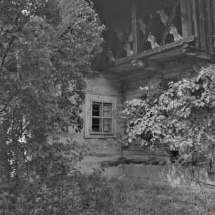 Strohgedecktes Blockhaus in Burg-Kolonie. : Ze słomu kryta kładźita chěža w Prizaŕskich Bórkowach.