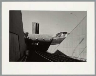 Straßenansicht mit Skulptur Exchange von Richard Serra, Luxemburg