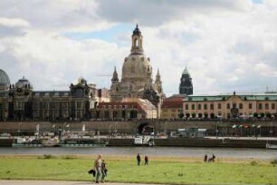 Dresden. Blick vom Neustädter Ufer über die Elbe zum Altstädter Ufer. Ansicht mit Kunstakademie, Frauenkirche und Sekundogenitur