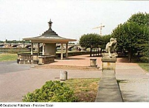 Pavillon mit Glockenspiel : Blick zum Pavillon mit Bronze-Glockenspiel (1938; P. Wolf) am Garten des Japanischen Palais und gegen die Marienbrücke