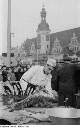 Verkaufsstand für Bratenfleisch auf dem Leipziger Weihnachtsmarkt