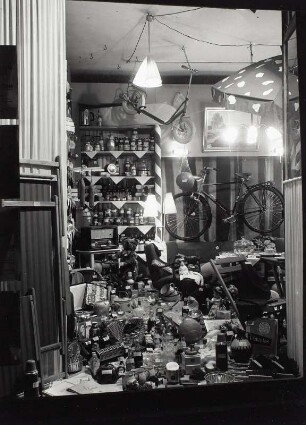Roßwein, Schaufenster mit Tombola-Gewinnen zum Schulfest