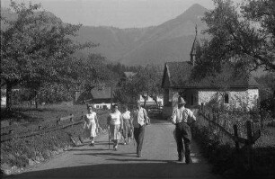 Ettenhausen: Kapellchen am Weg, mit Touristen