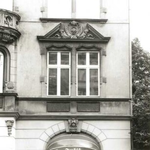 Cottbus, Karl-Liebknecht-Straße 18. Wohnhaus mit Laden (um 1900). Fenster (1. OG)