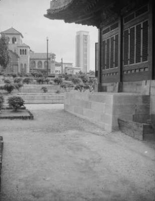 Blick vom Gelände Heijō-kyō (Kaiserliche Residenzstadt Friedensburg) zum modernen Teil der Stadt : Ansicht mit Uhrturm