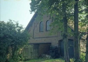 Altfresenburg: Gut: Wirtschaftsgebäude: rückwärtige Giebelseite mit Tor, flacher Anbau