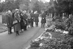 Kranzniederlegung am Grab des Ehrenbürgers Dr. Hermann Veit auf dem Karlsruher Hauptfriedhof anlässlich dessen 10. Todestags